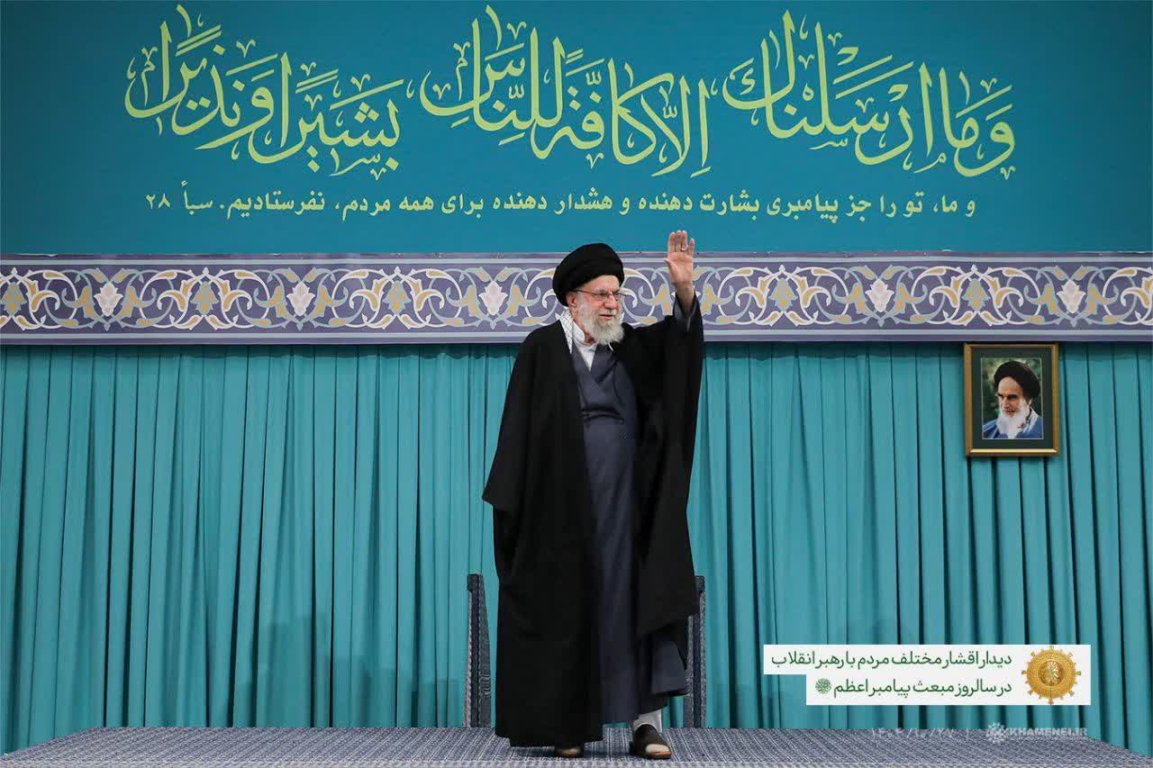  حضرت آیت‌الله خامنه‌ای: ما رئیس‌جمهور آمریکا را به دلیل تلفات، خسارات و تهمتی که به ملت ایران زد، مجرم می‌دانیم